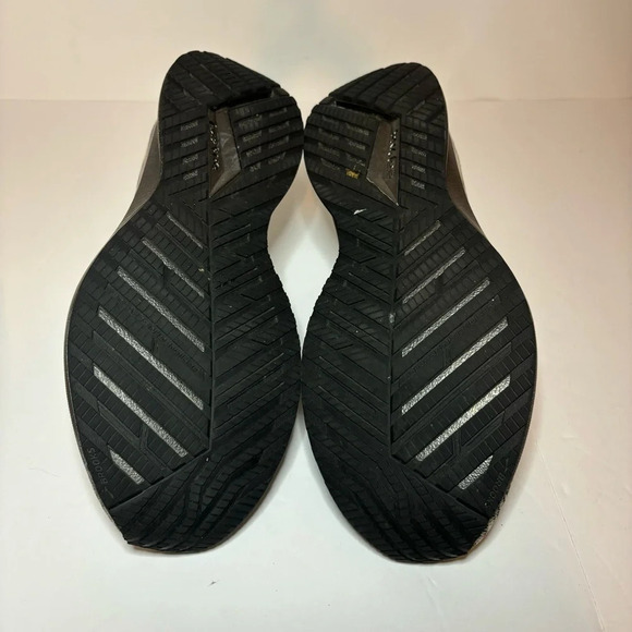 Brooks Women's Levitate 4 Running Shoes size 10 Medium(B) 1203351B121 BLK/WHT - Picture 7 of 9
